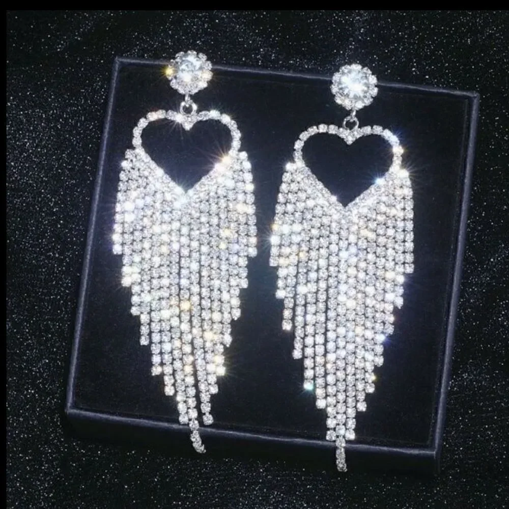 NWT Gorgeous Crystal Heart Earrings
